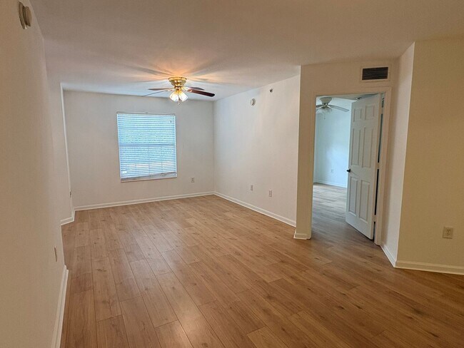 Building Photo - The Residence 4127-411