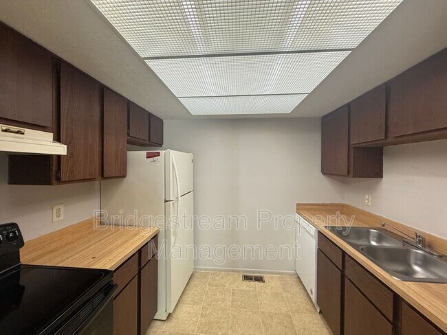 Foto del edificio - 1181 Redbluff Dr