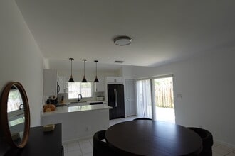 Building Photo - 702 Commodore Dr