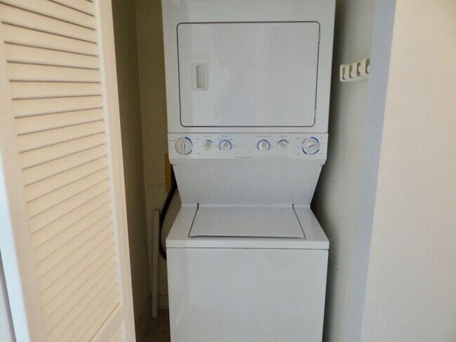 Foto del edificio - Now Allowing 1 small dog under 30Lbs - Spa...