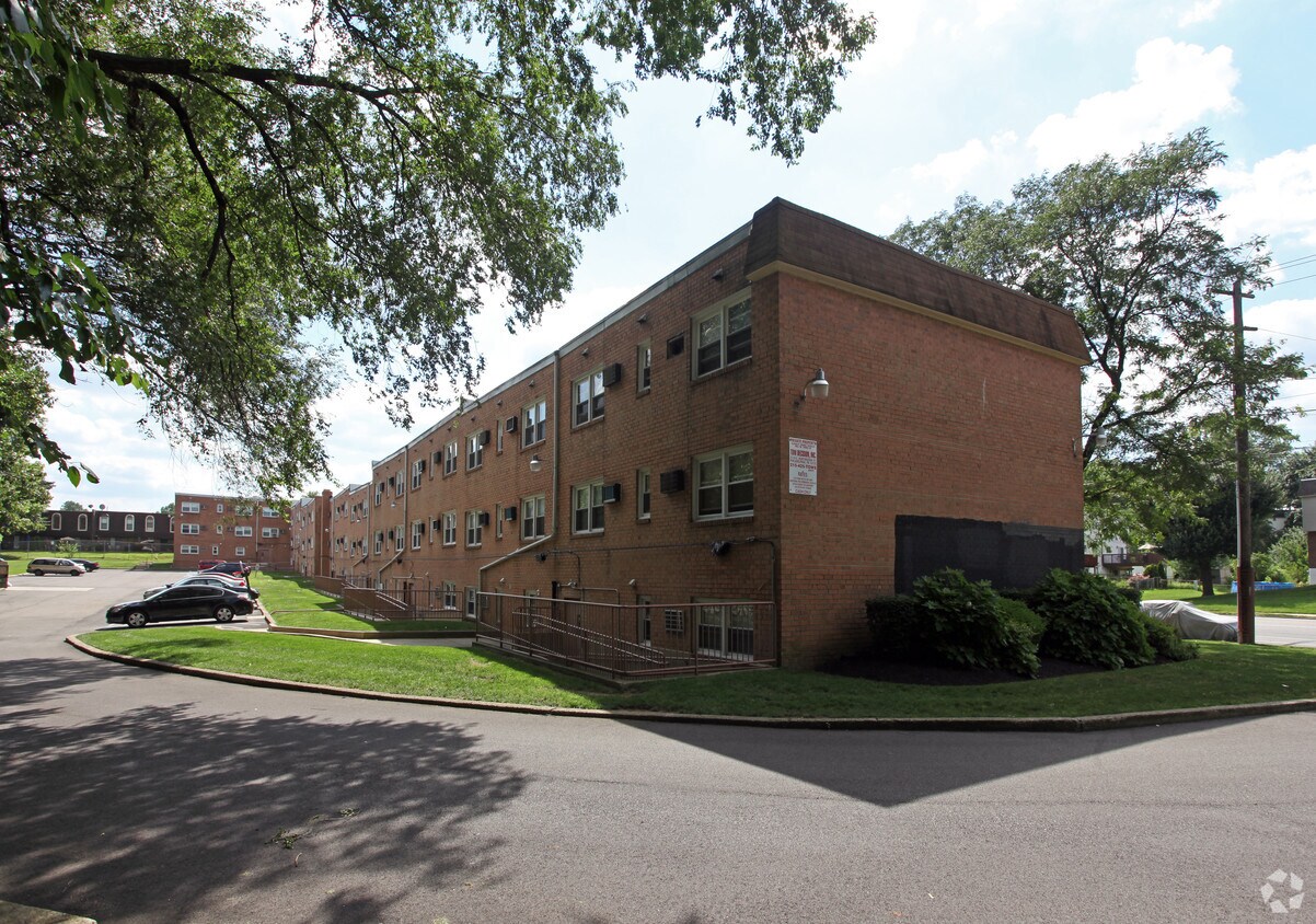 Foto del edificio - 11901-11913 Academy Rd
