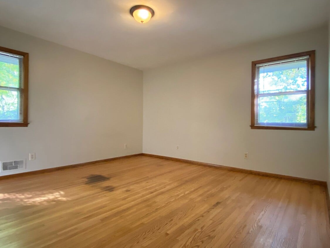 Building Photo - Great location 3 Bedroom house