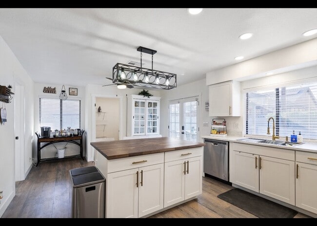 Building Photo - Fully Furnished Executive Rental in Las Vegas | Golf Course Adjacent | Corporate & Relocation Hou...