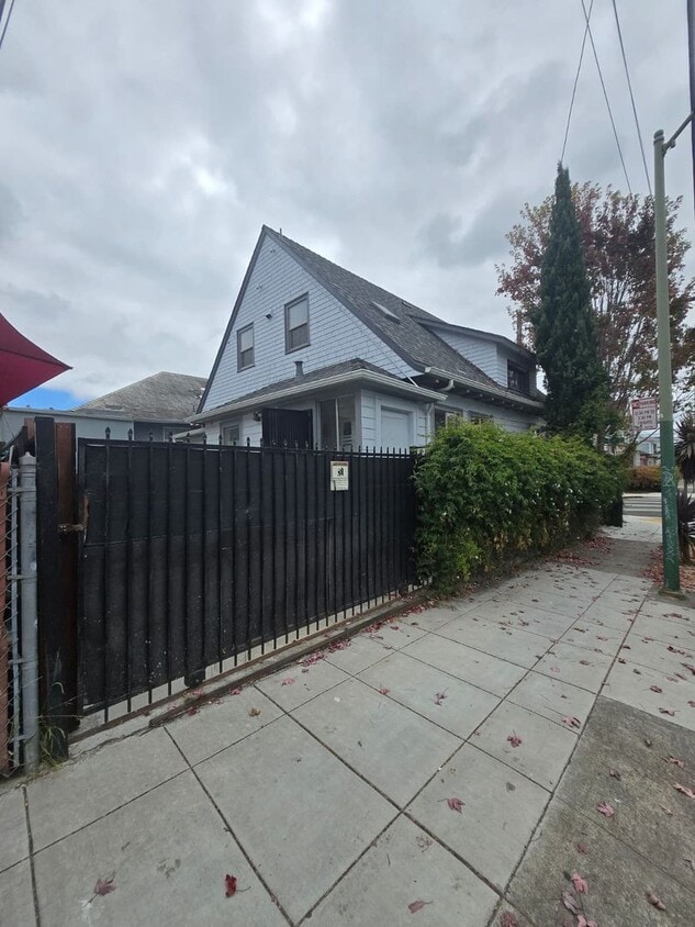 Primary Photo - Upstairs 2bd/1ba Near Lake Merritt – $1,800