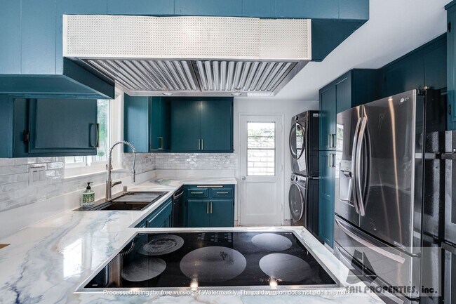 Building Photo - Gorgeous Home minutes to the Beach!