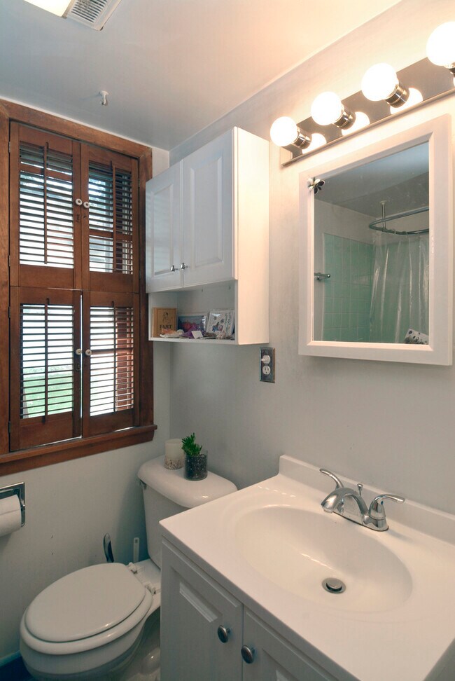 Bathroom - 1374 E Algonquin Rd