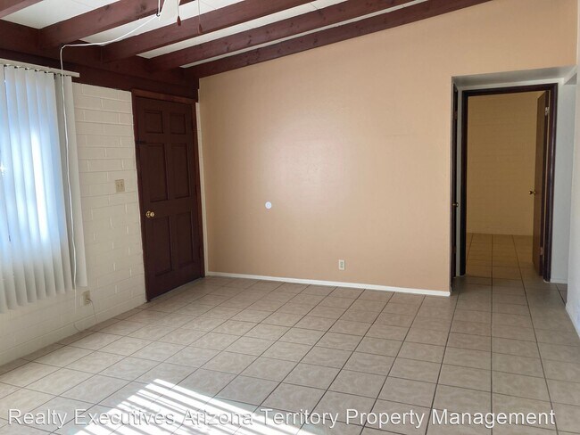 Building Photo - 2 br, 1 bath House - 1047 E. Knox Unit #1
