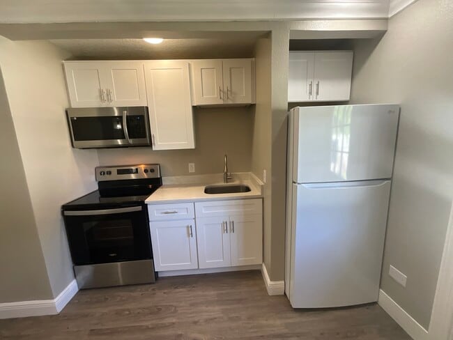 Building Photo - 221 La Paz Dr