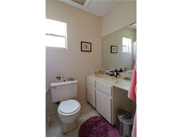 Building Photo - 911 Romeria Dr
