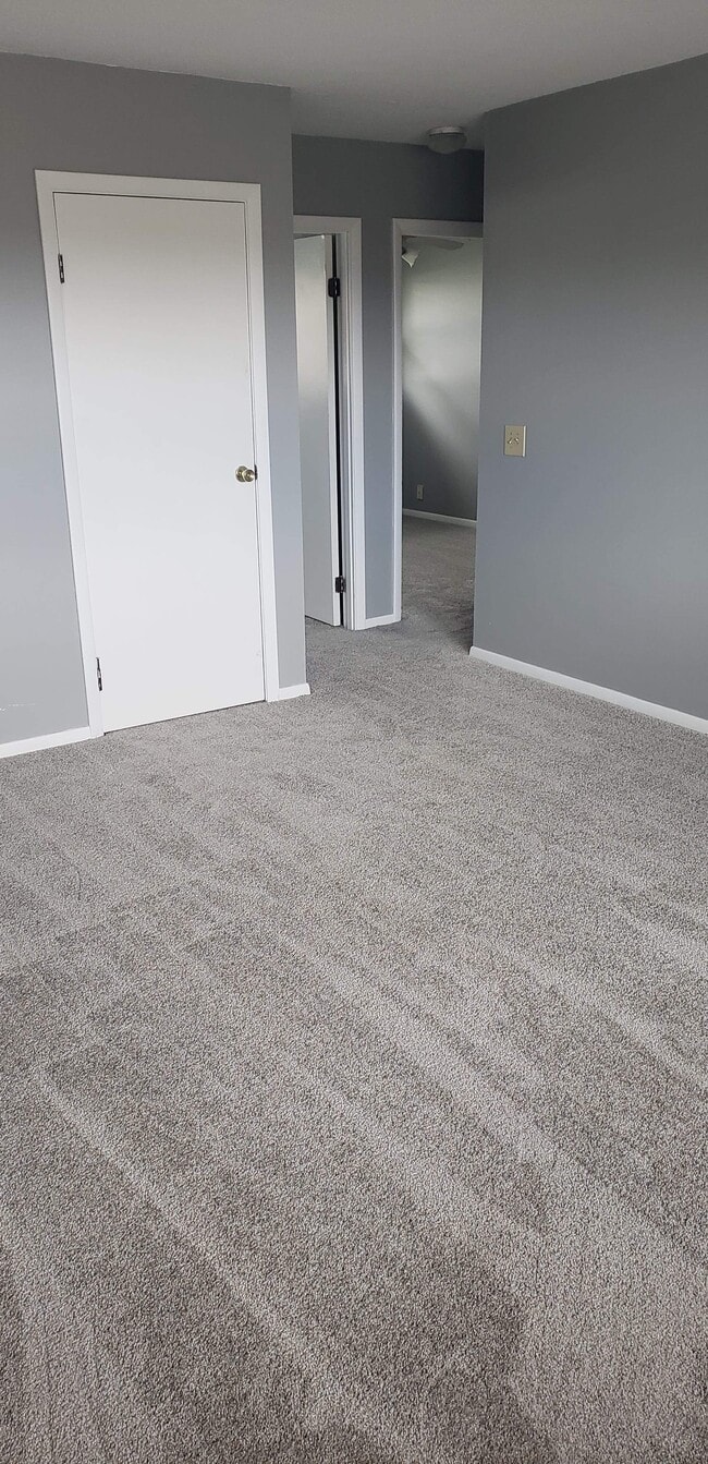 Living room with closet - 500 S Pennsylvania St