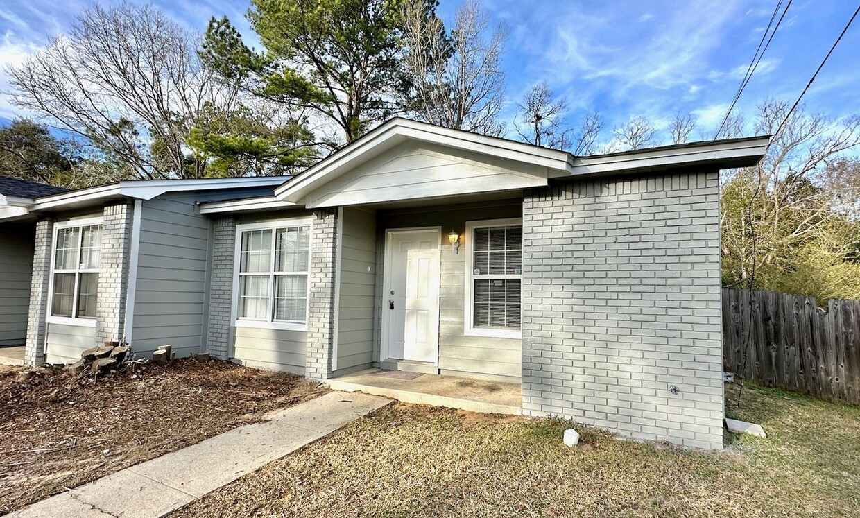 Primary Photo - UPDATED 2/1 w/ Enormous Fenced Yard, Stain...