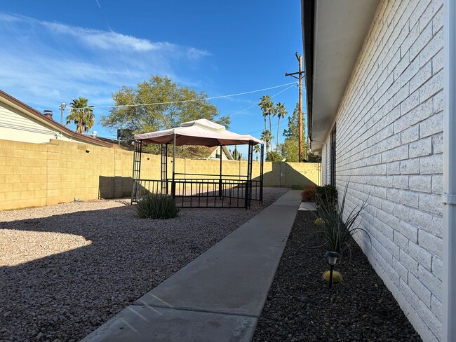 Building Photo - Scottsdale, 3 bed, 2 bath, 2 car garage, 1...