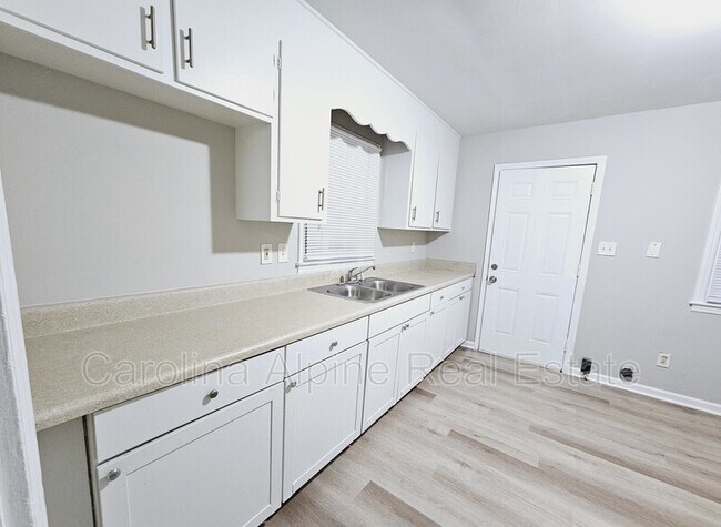 Foto del edificio - 4731 Hidden Valley Rd