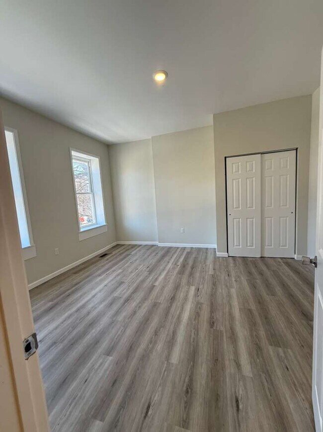 Foto del edificio - "Charming 2-Bed/1 bath Multiplex Gem on Nebraska Ave - 1000 Sq Ft of Comfort in St. Louis!" BENTO...