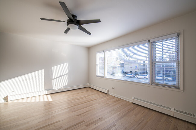 Living Room - 4882 N Ashland Ave