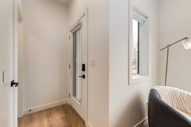 Building Photo - Move-In Special! Modern 1-Bedroom Suite in Highland Park | Pet Friendly