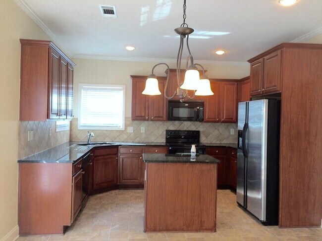 Building Photo - Beautiful 5 bedroom home located in Lawren...