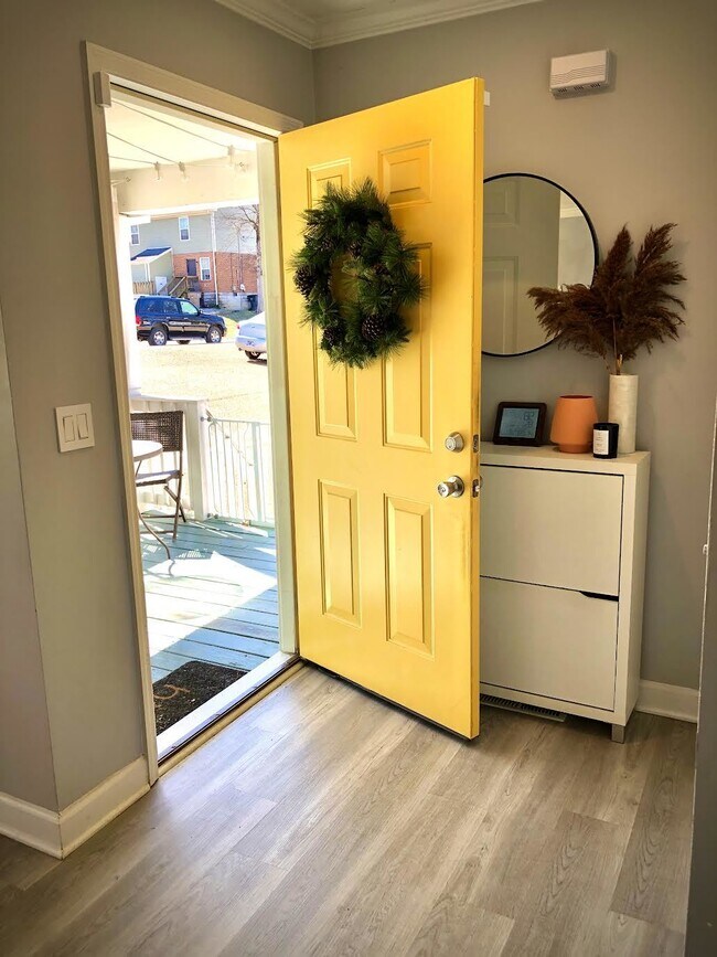 Foto del edificio - Courtyard Home 3BR/2.5BA w/fenced yard in ...