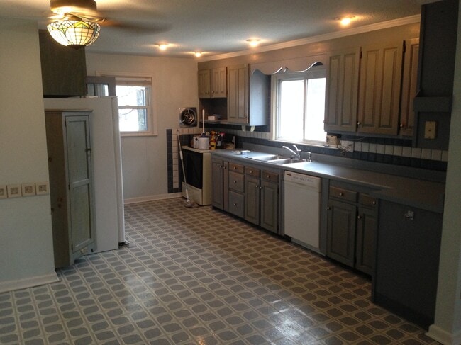 Building Photo - 34 N Elmhurst Ave