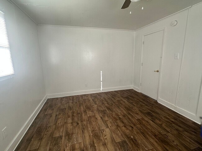 Building Photo - 2-bedroom, 1-bathroom Single Family home F...
