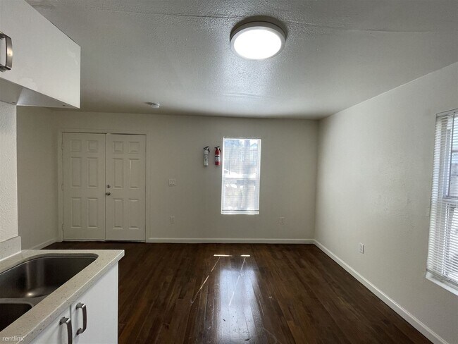 Building Photo - 1 br, 1 bath Duplex - 1103 12th St #B
