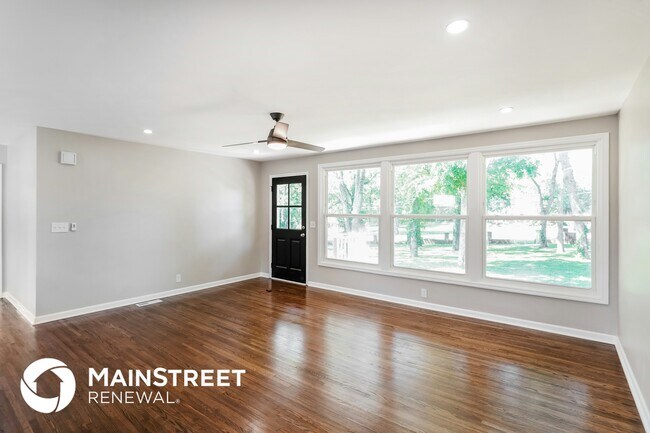 Building Photo - 2923 Hillhurst Dr