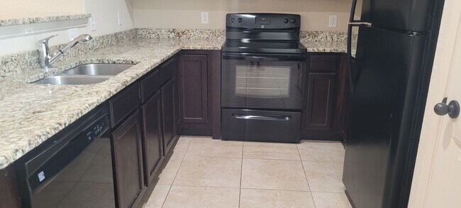 Foto del edificio - Great 3 Bed 2.5 Bath Quadplex Unit near Ju...