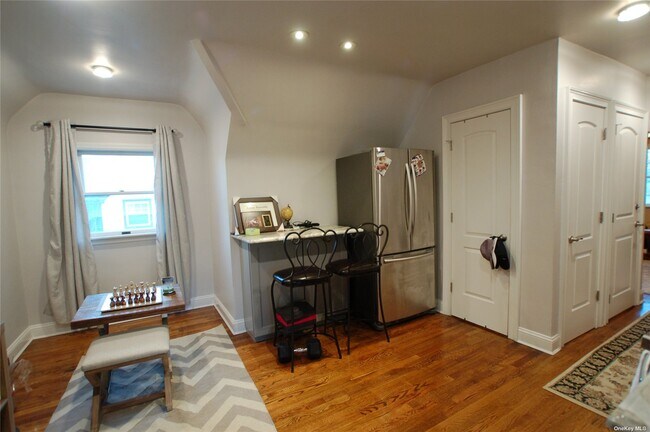 Building Photo - 118 Lowell Ave
