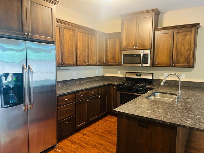 Foto del edificio - Amazing for this spacious 3 bedroom! First full month RENT FREE!