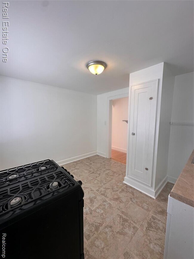 Building Photo - 122 W Houstonia Ave