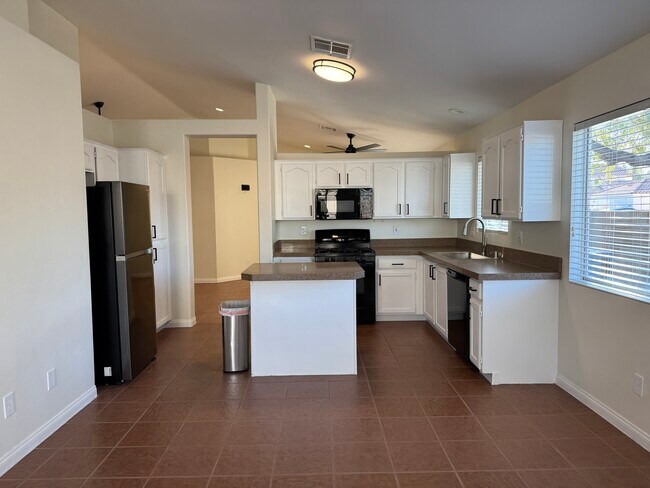 Foto del edificio - 7266 Crest Peak Ave
