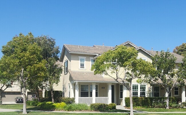 Building Photo - Modern 3 Bed, 3 Bath Living—Style, Comfort...