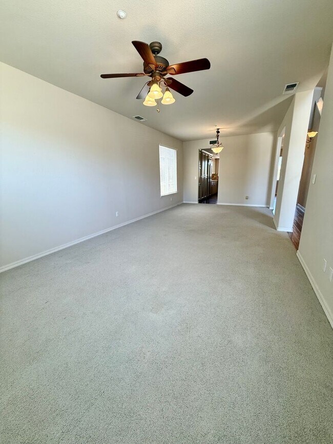 Foto del edificio - 3 BEDROOM 2 BATH HOME IN TEMPLETON!! MOVE IN READY