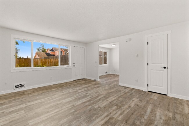 Foto del edificio - 813 Woodford Ave N