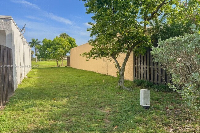 Foto del edificio - 7441 Bay Hill Dr
