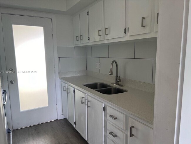 Foto del edificio - 1350 E Sample Rd