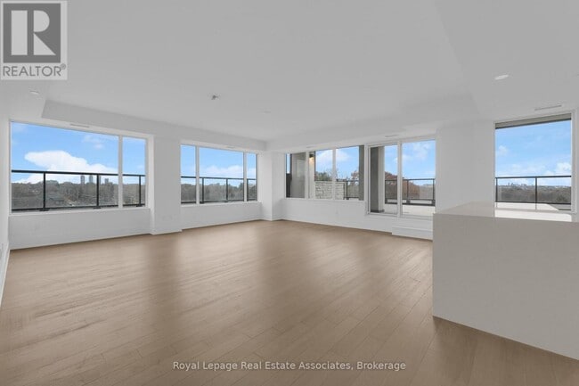 Building Photo - 259 The Kingsway