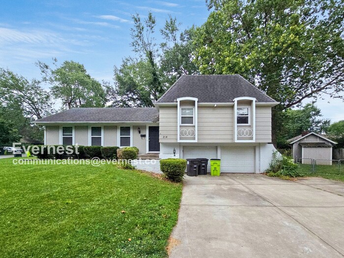 Foto principal - Lovely 3-Bedroom Home with 2-Car Garage / ...