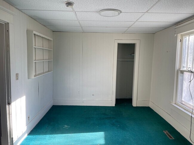 Building Photo - 4+ BEDROOM 1 BATHROOM HOUSE FOR RENT