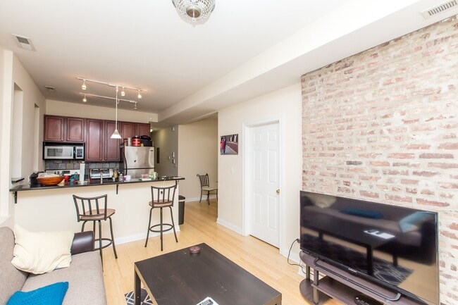 Building Photo - Condo Quality 2bed/1bath GARDEN space in t...