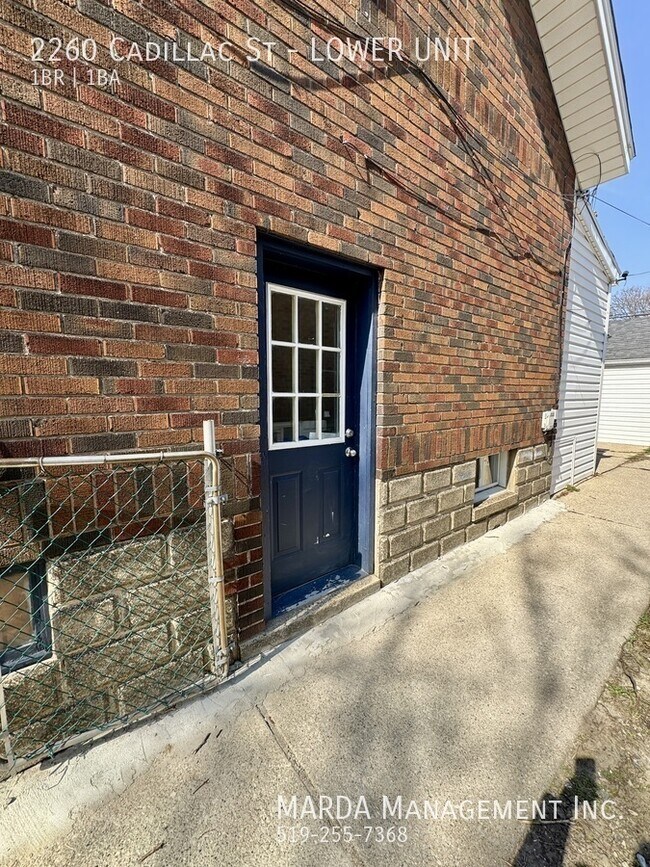 Photo du bâtiment - NEWLY RENOVATED 1 BED/1 BATH LOWER UNIT EAST + 20% OF UTILITIES