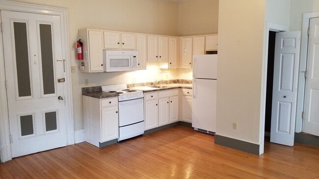 Kitchen - 465 Chapel St
