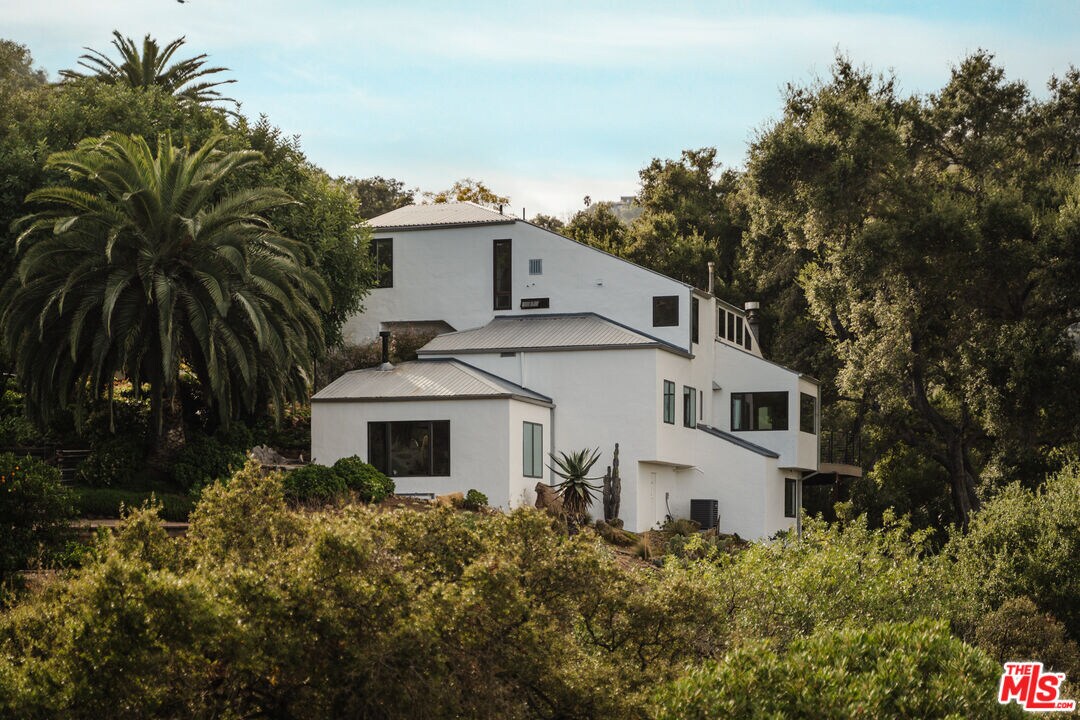 Foto principal - 2002 Tuna Canyon Rd