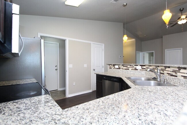 Foto del edificio - Coming 10/17 – 3BR/2BA with Fenced Yard in...
