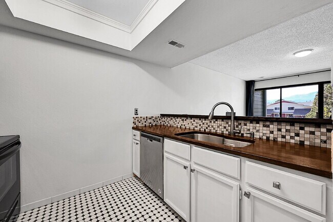 Foto del edificio - $1,375 - 1 bed, 1 bath located in Colorado Spring with New In Unit Laundry!