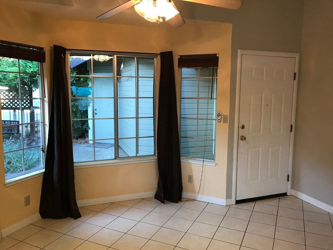 Primary Photo - Charming 2/2 in South Davis