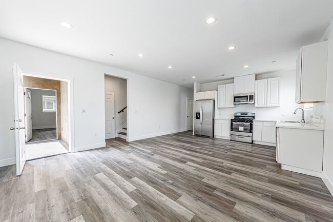 Foto del edificio - Spacious 4-Bedroom, 3-Bath Home – Modern Upgrades & Parking Included