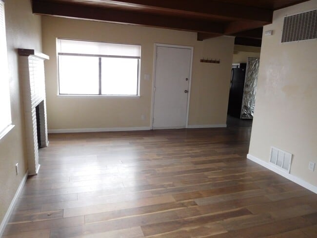 Building Photo - 5 Bedroom , 3 Bath Home close to UNR