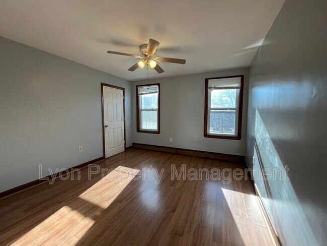 Foto del edificio - 64 Forest Ave