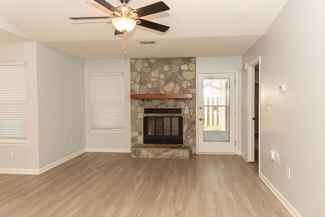 Foto del edificio - 511 Woodland Park Cir